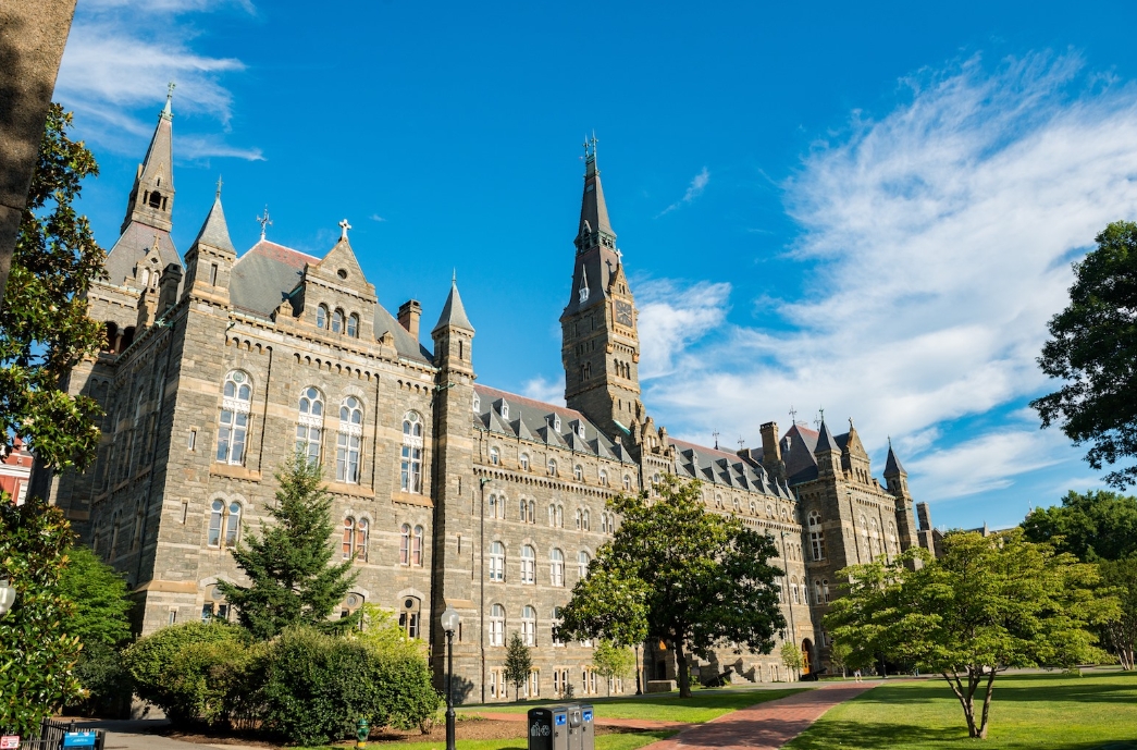 美國研究生留學(xué)擇校：南加州大學(xué) VS 喬治城大學(xué)，本科生該怎么選？